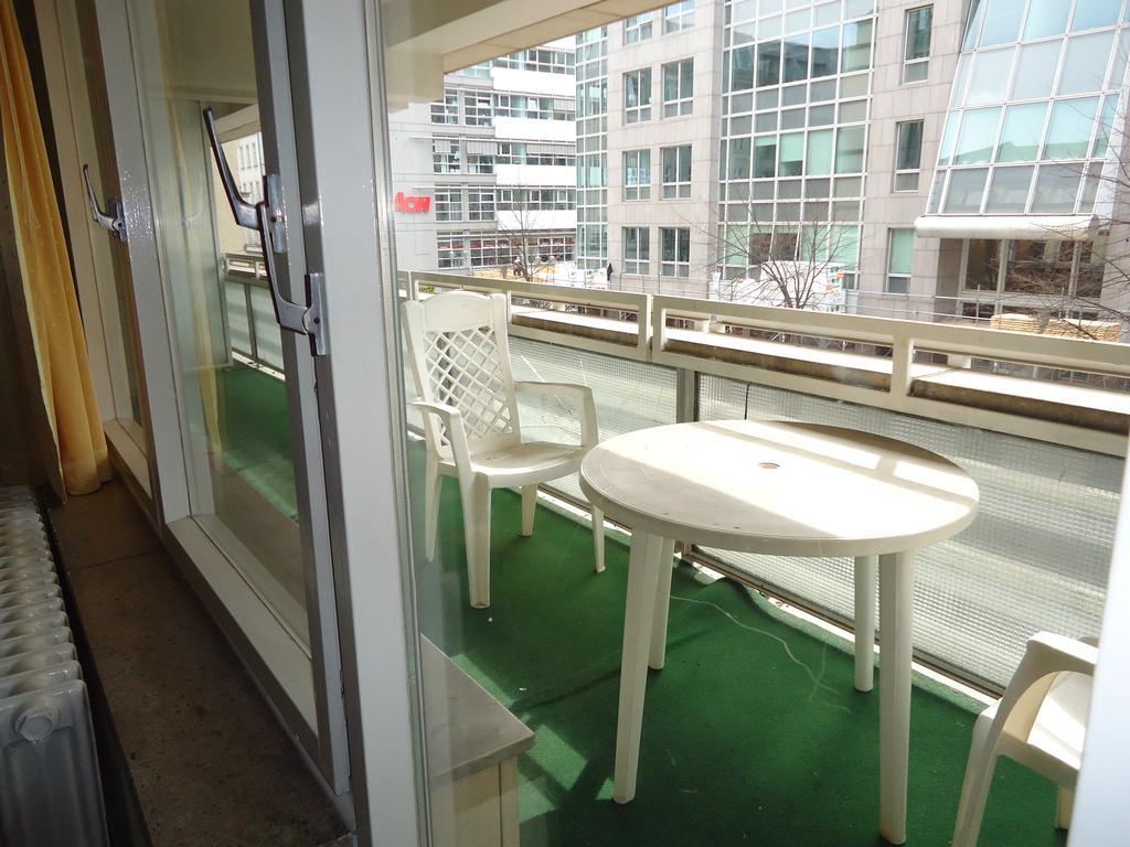 Hotel Kubrat Am Checkpoint Charlie Βερολίνο Δωμάτιο φωτογραφία