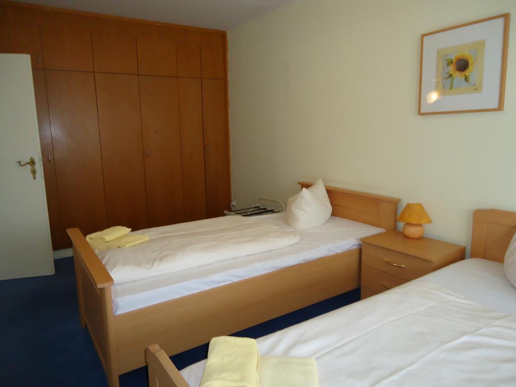Hotel Kubrat Am Checkpoint Charlie Βερολίνο Δωμάτιο φωτογραφία