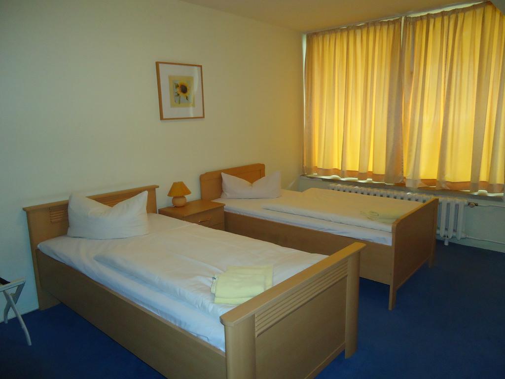 Hotel Kubrat Am Checkpoint Charlie Βερολίνο Δωμάτιο φωτογραφία