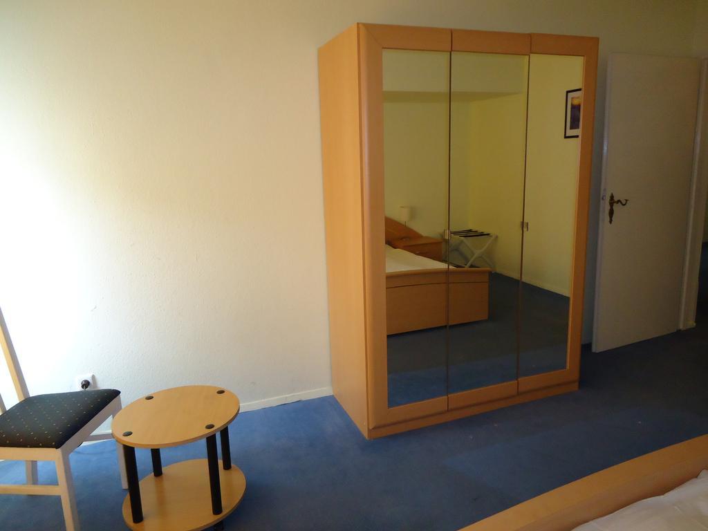 Hotel Kubrat Am Checkpoint Charlie Βερολίνο Δωμάτιο φωτογραφία