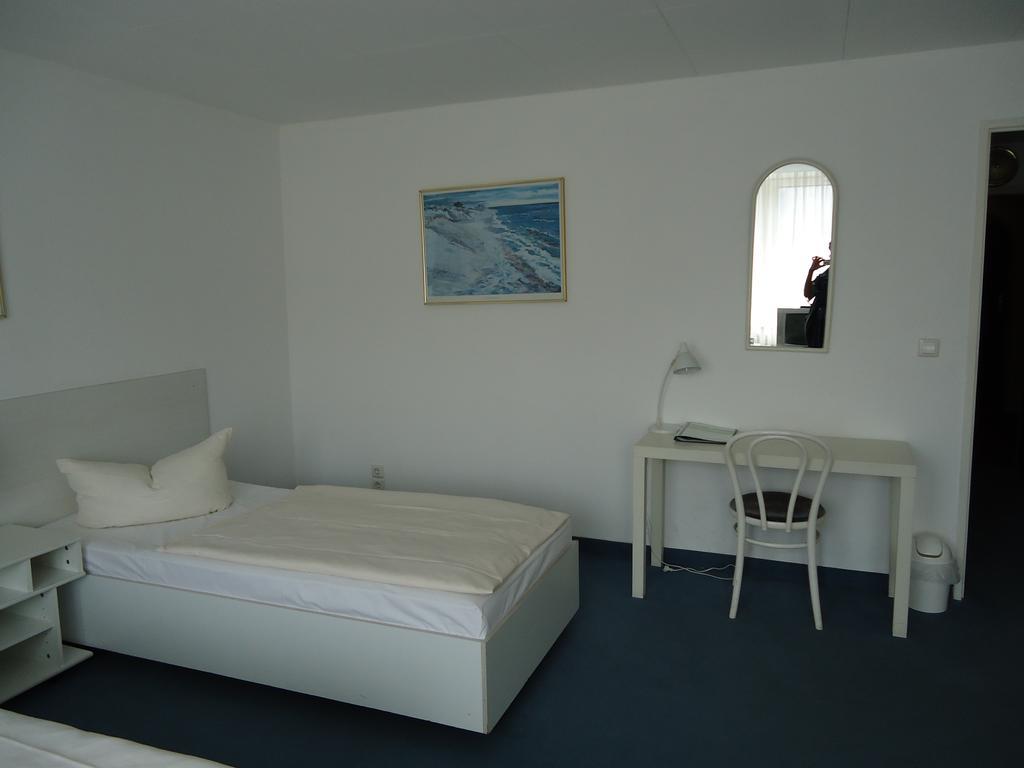 Hotel Kubrat Am Checkpoint Charlie Βερολίνο Δωμάτιο φωτογραφία