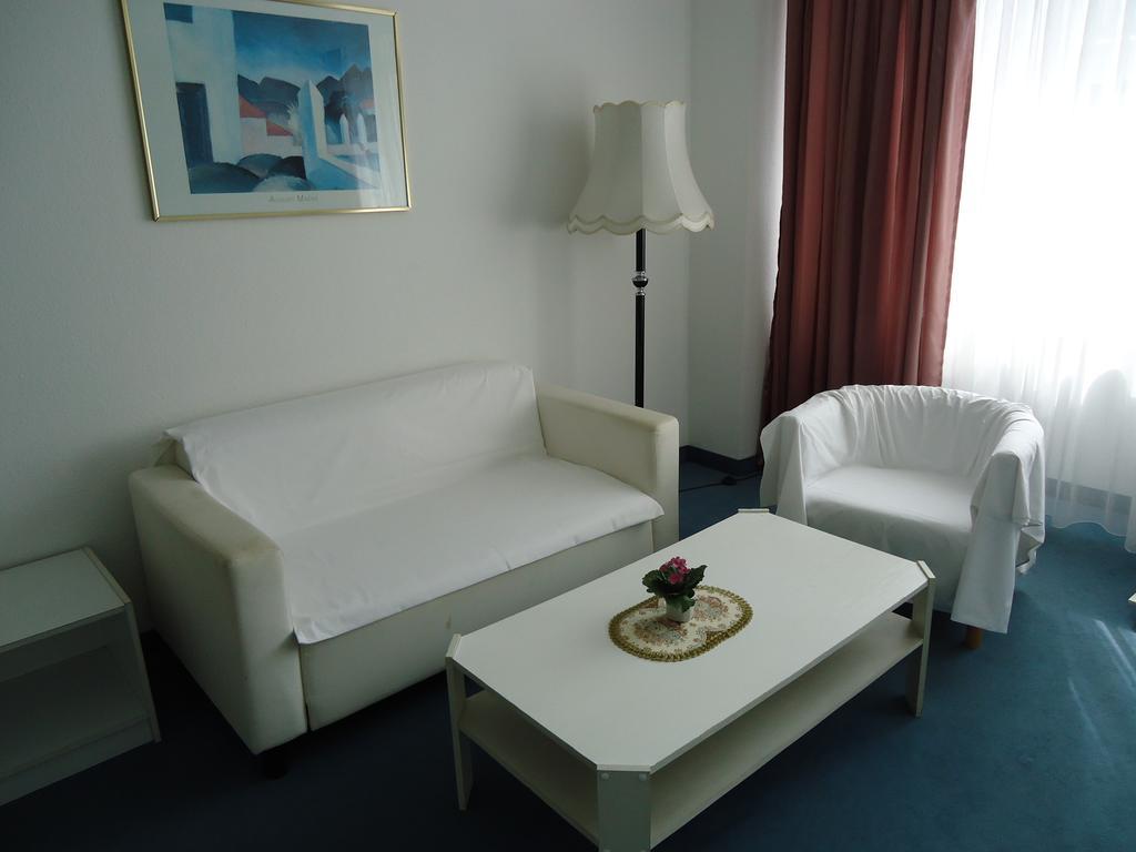 Hotel Kubrat Am Checkpoint Charlie Βερολίνο Δωμάτιο φωτογραφία