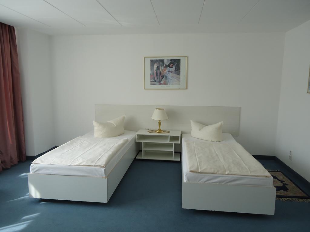 Hotel Kubrat Am Checkpoint Charlie Βερολίνο Δωμάτιο φωτογραφία