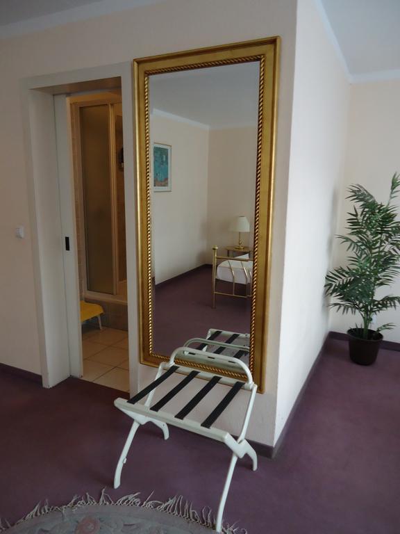Hotel Kubrat Am Checkpoint Charlie Βερολίνο Δωμάτιο φωτογραφία