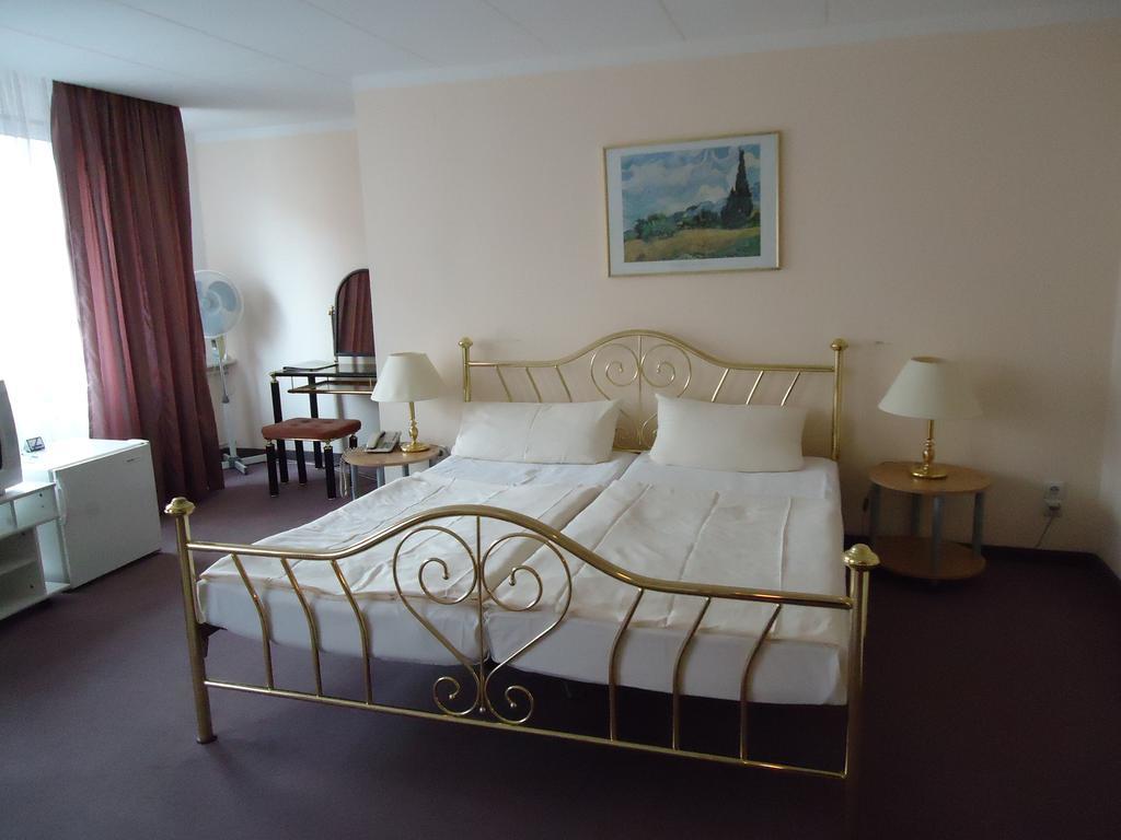 Hotel Kubrat Am Checkpoint Charlie Βερολίνο Δωμάτιο φωτογραφία