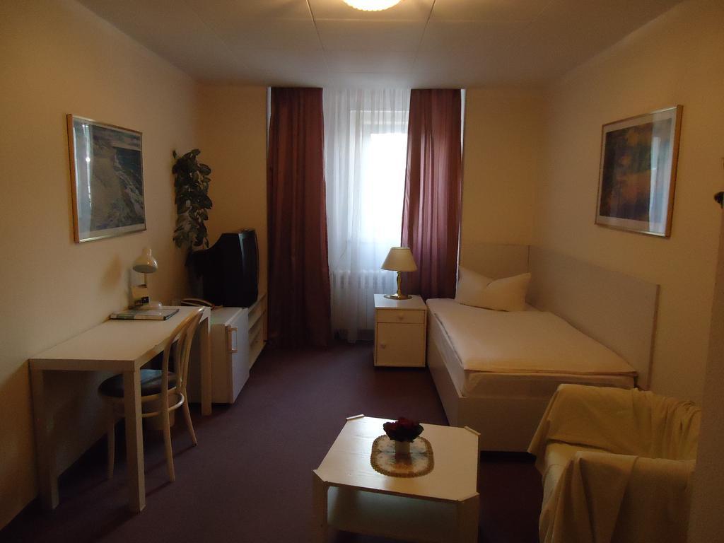 Hotel Kubrat Am Checkpoint Charlie Βερολίνο Δωμάτιο φωτογραφία