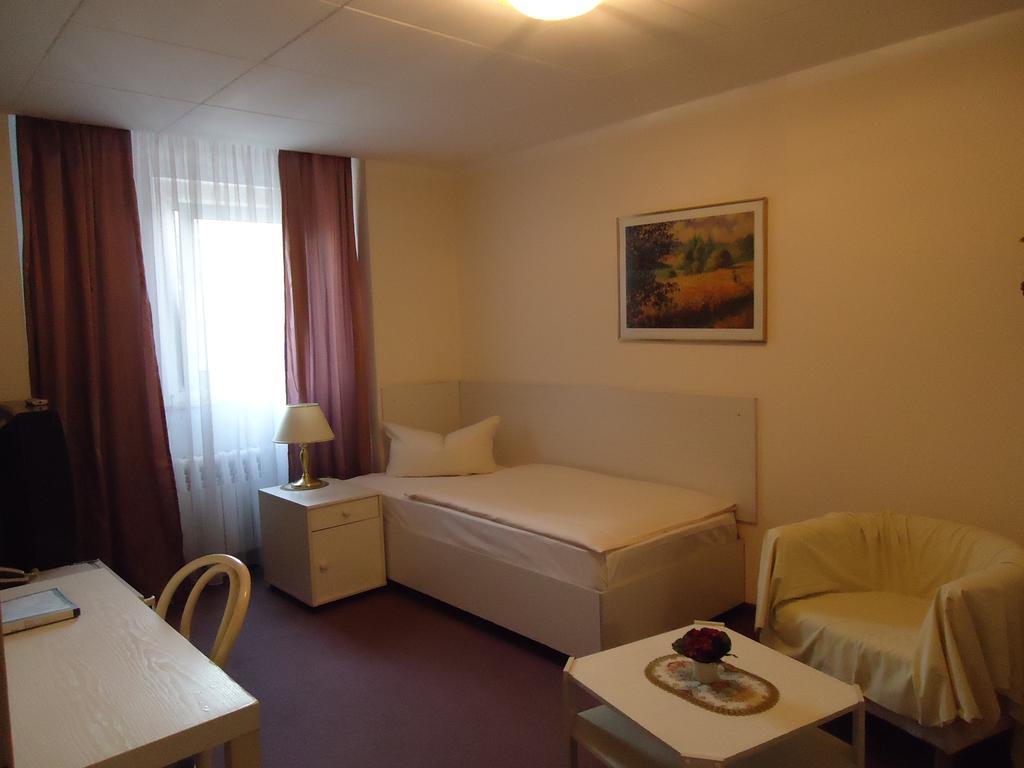Hotel Kubrat Am Checkpoint Charlie Βερολίνο Δωμάτιο φωτογραφία